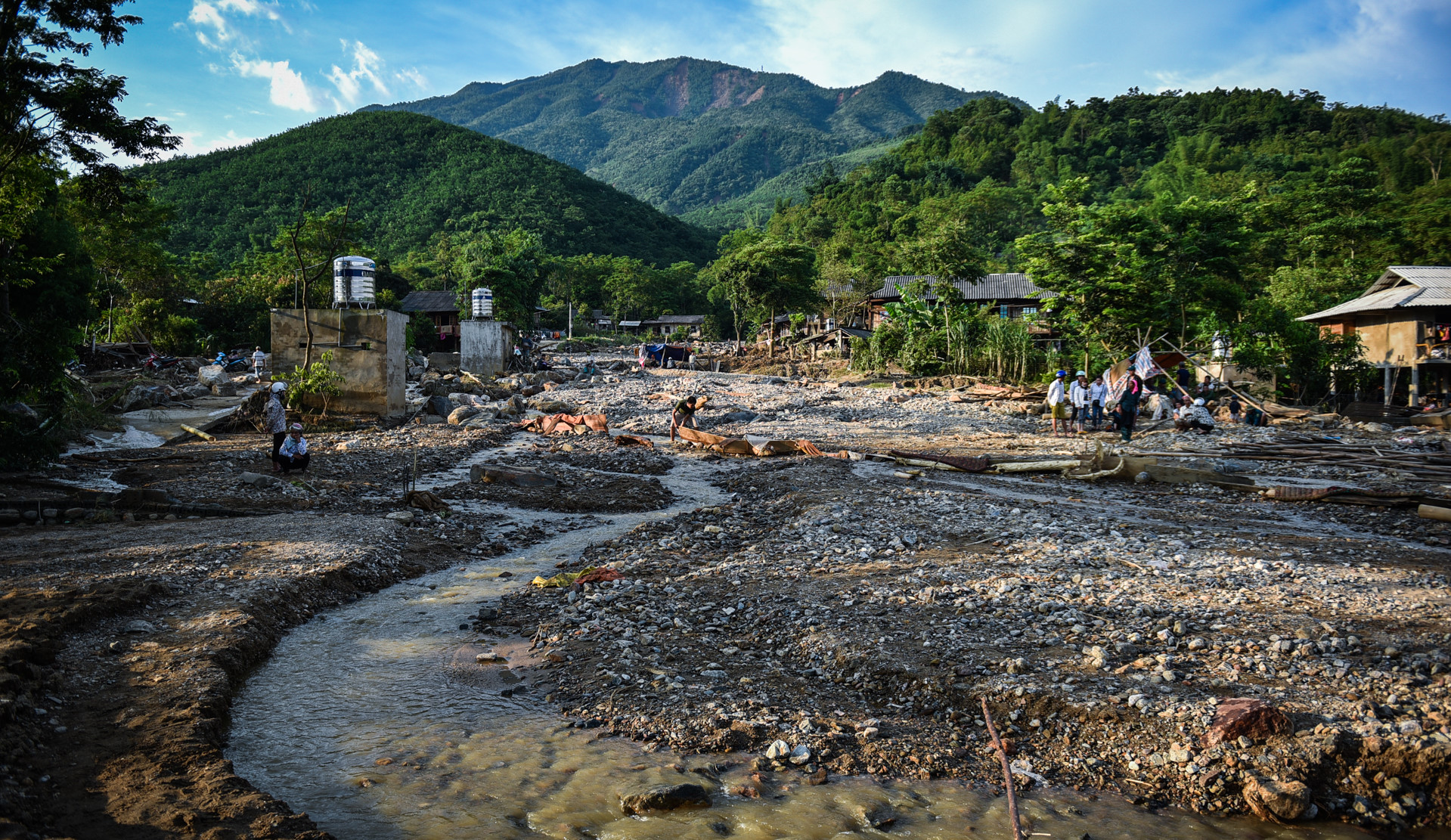 Lu du trong dem cuon phang ban ngheo hinh anh 3