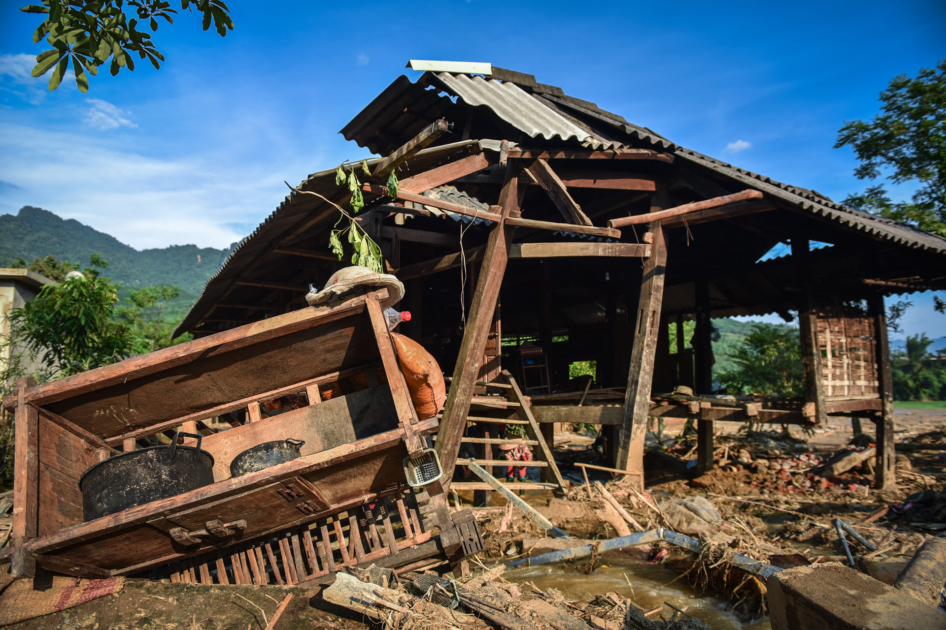 Lu du trong dem cuon phang ban ngheo hinh anh 5