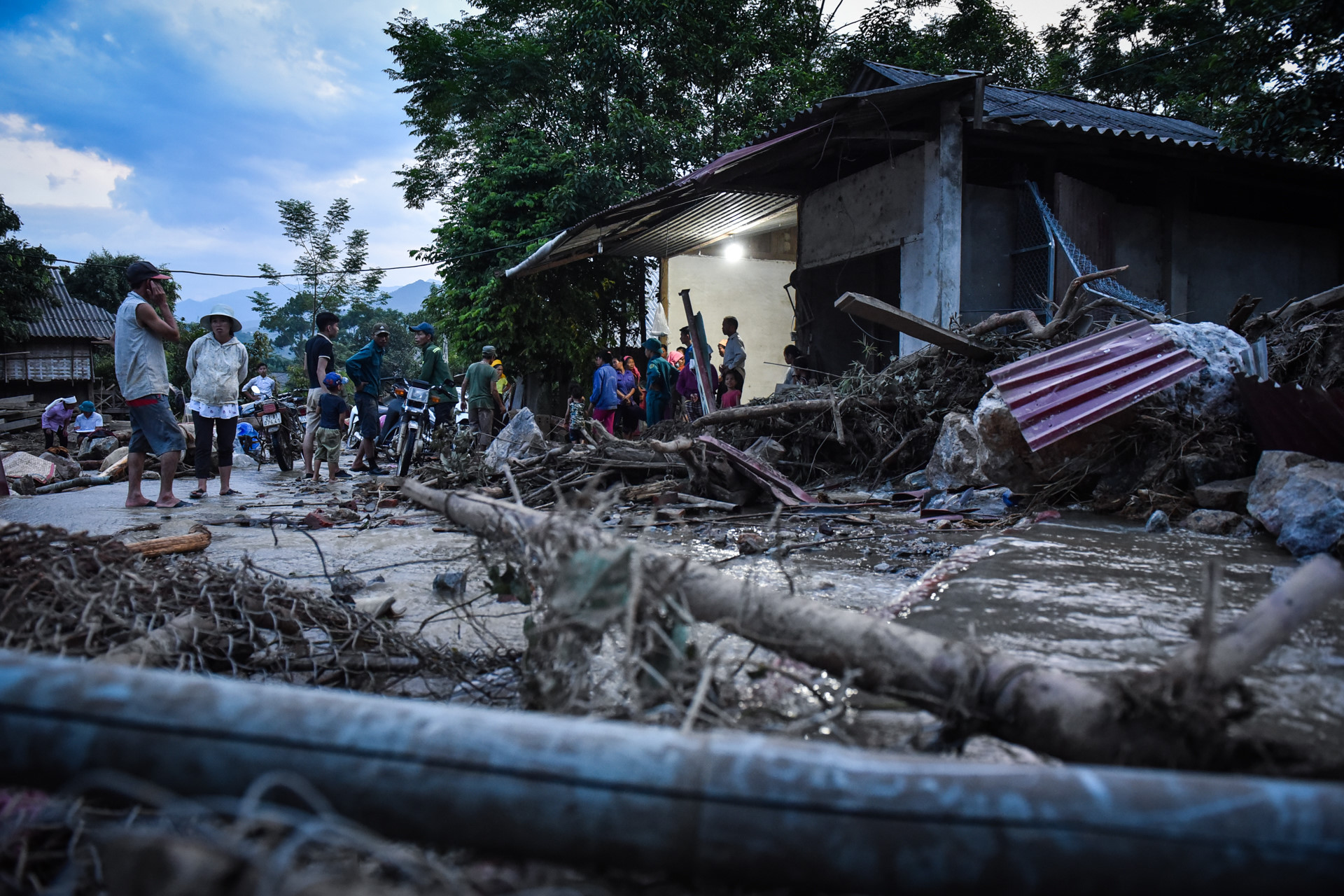 Lu du trong dem cuon phang ban ngheo hinh anh 7